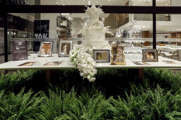 bolo de noiva em mesa enfeitada em ambiente de shopping no evento D&D Fashion Wedding Design: tendência de decoração para casamento simplicidade e elegância de Caio Carvalho