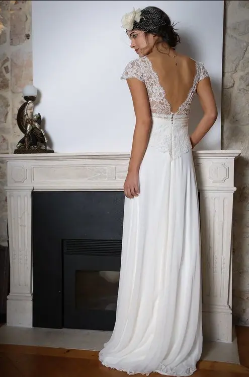 Vestido noiva decote costas com renda e saia reta