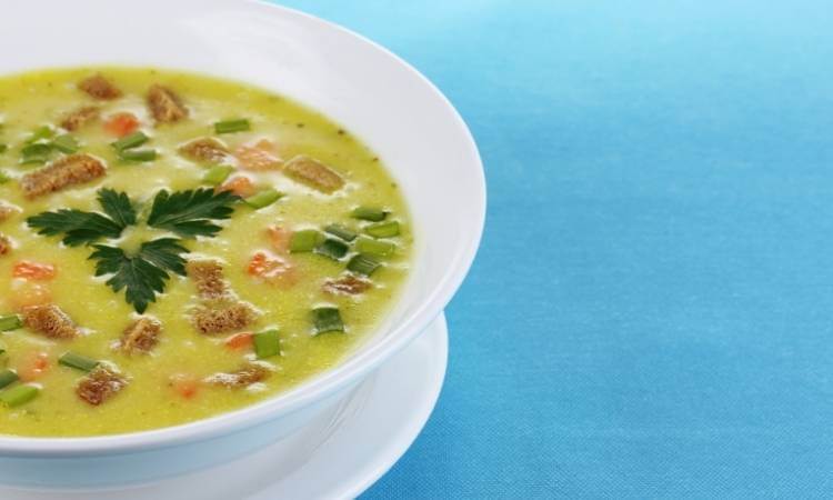 Sopa de quiabo. Sopa com a fruta.
