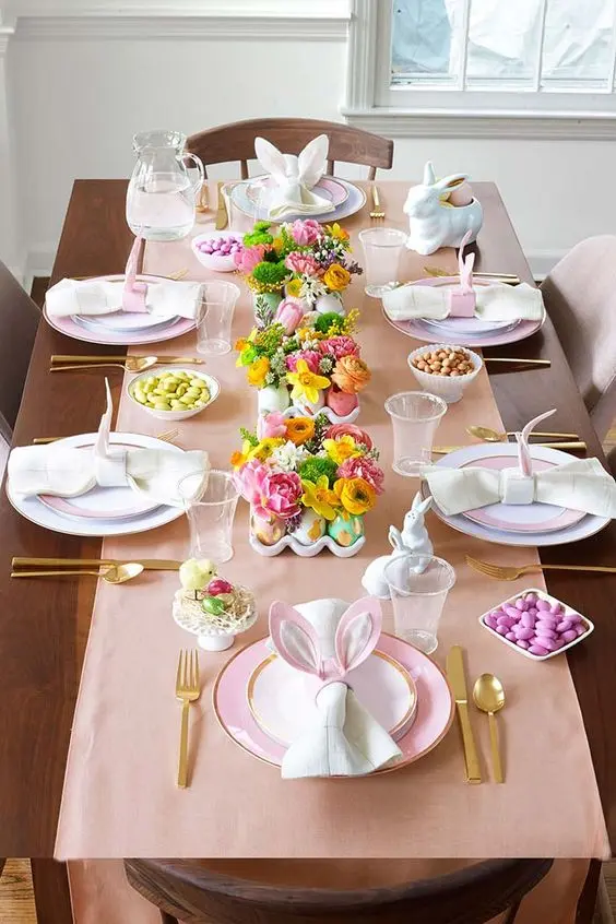  mesa posta em rosa com guardanapo em formato de orelhinhas de coelho