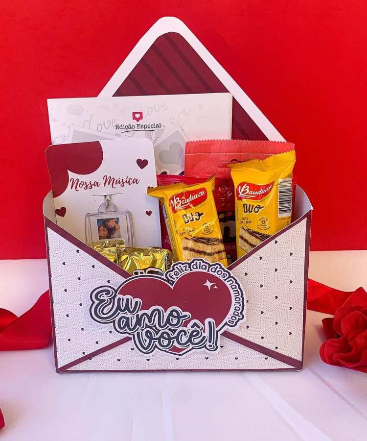 Caixa de chocolates de papelaria, personalizada em formato de carta.