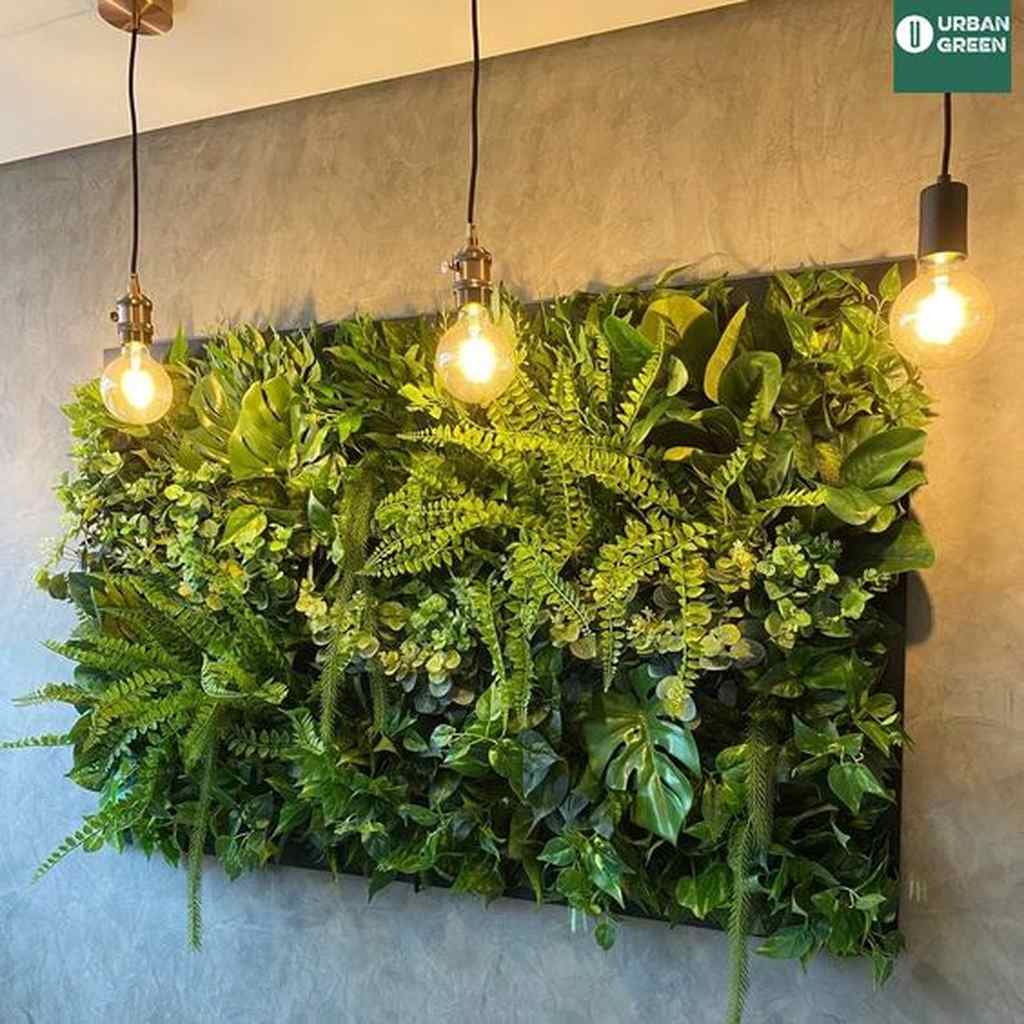 Parede de cimento queimado com jardim vertical e luminárias pendentes 