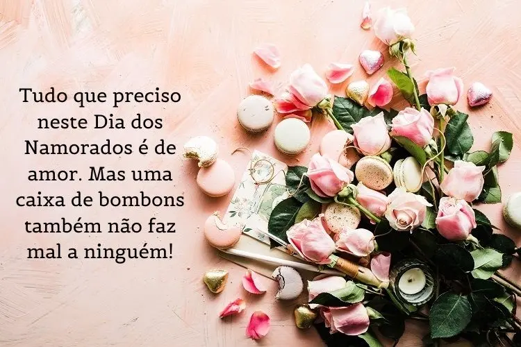Foto de fundo rosa com flores, corações, macarrons e frase "Tudo que preciso neste Dia dos Namorados é de amor. Mas uma caixa de bombons também não faz mal a ninguém!"