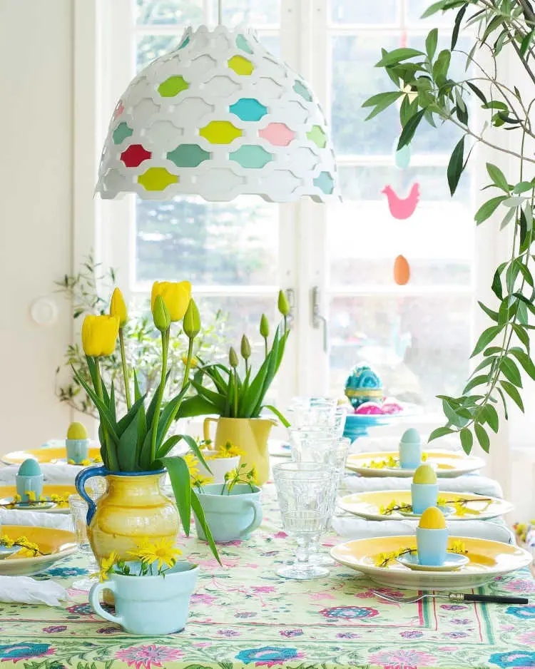 mesa decorada em azul e amarelo