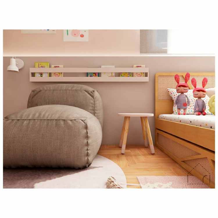 quarto infantil com poltrona cinza, cama e prateleira branca com livro