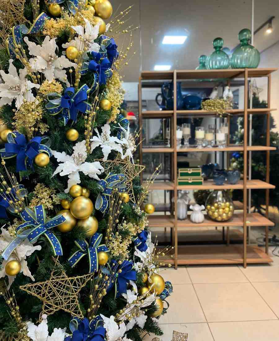 Imagem de árvore de Natal decorada com tema de Copa do Mundo.