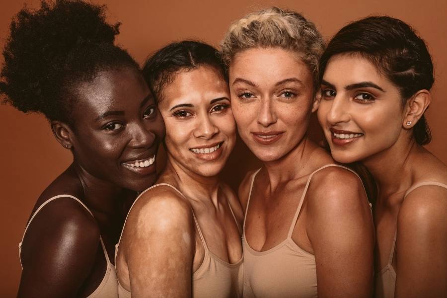 Mulheres com diferentes tons de pele, todos saudáveis e jovens.