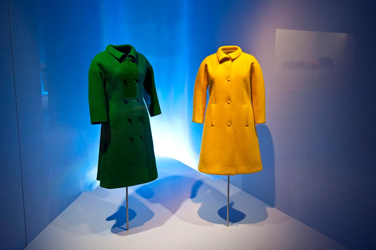 Foto de dois modelos expostos no Museu de Cristóbal Balenciaga.