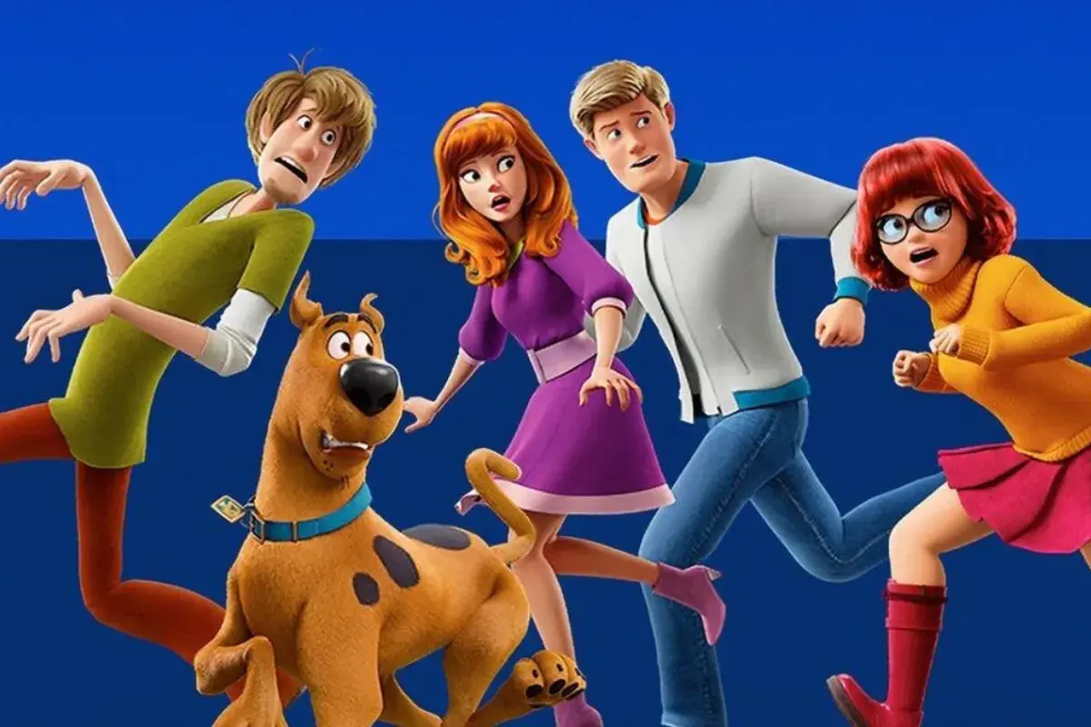 Versão animada moderna da equipe Scooby-Doo correndo assustada durante nova aventura investigativa.