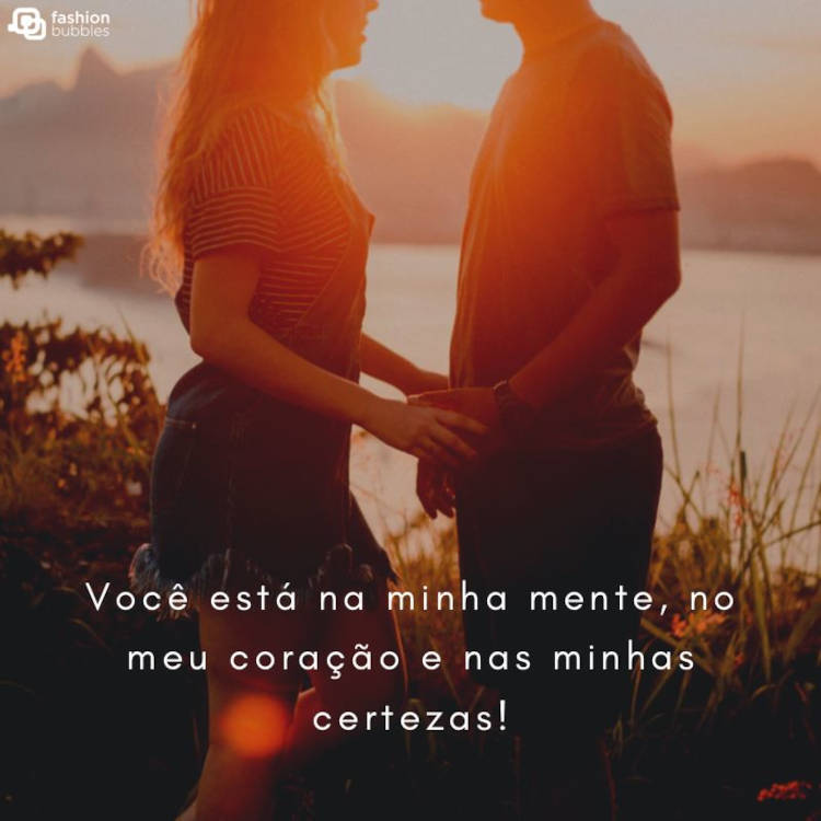 Foto de homem e mulher de mãos dadas em frente a um rio e frase "Você está na minha mente, no meu coração e nas minhas certezas!"
