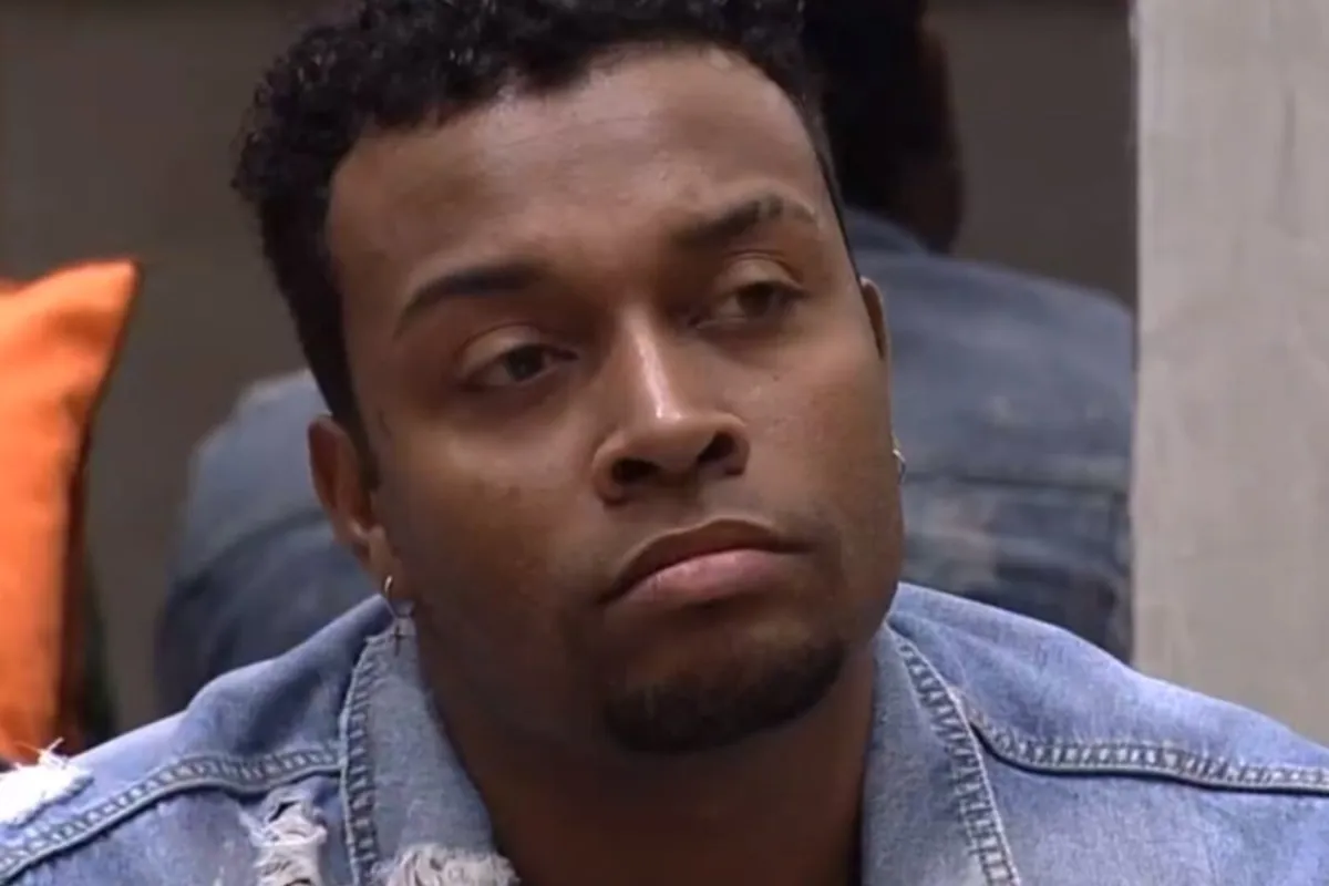 Close no rosto de um participante do Big Brother Brasil com expressão séria durante momento decisivo do jogo
