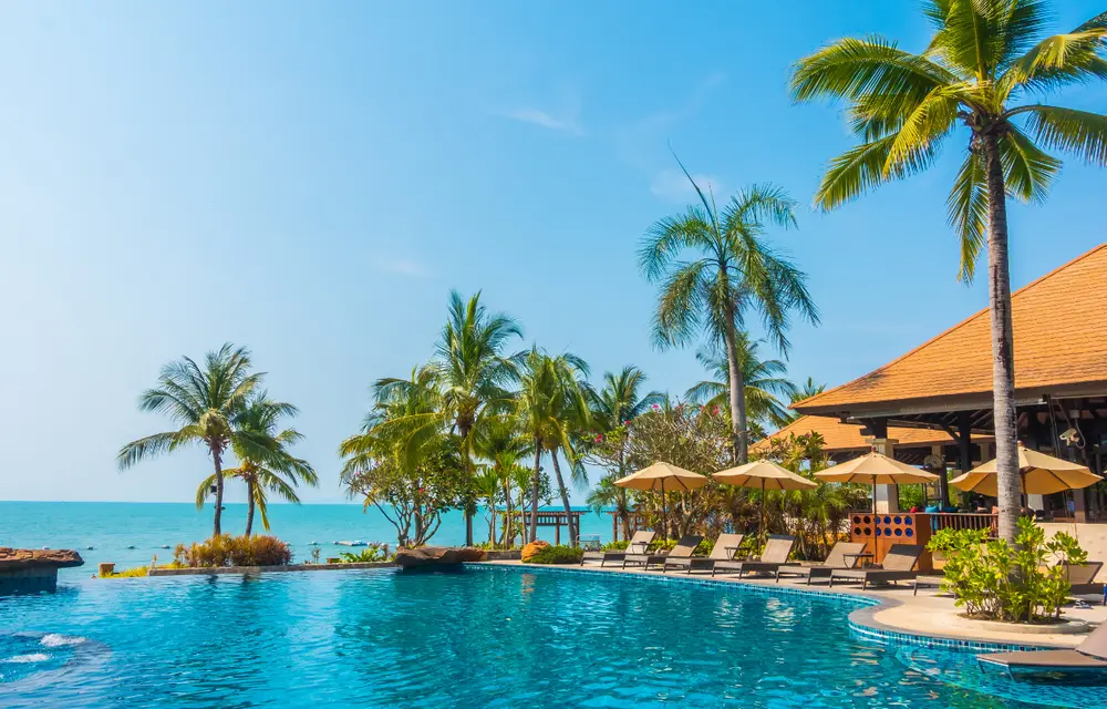 Imagem de mansão com piscina a beira mar.