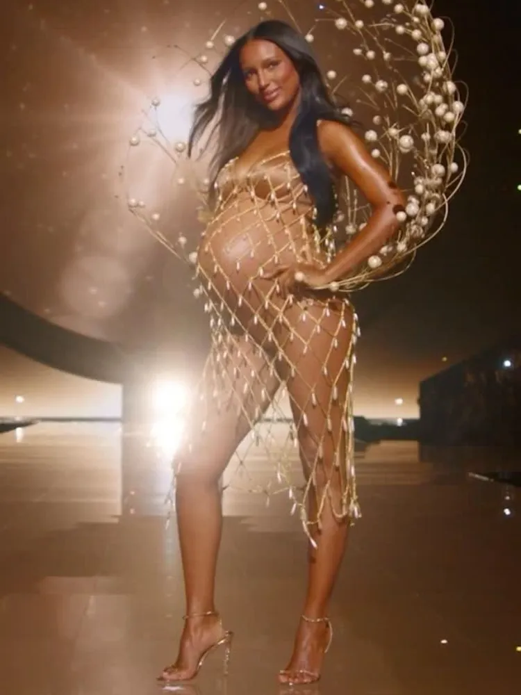Foto de Jasmine Tookes, modelo grávida do Victoria’s Secret Fashion Show 2025