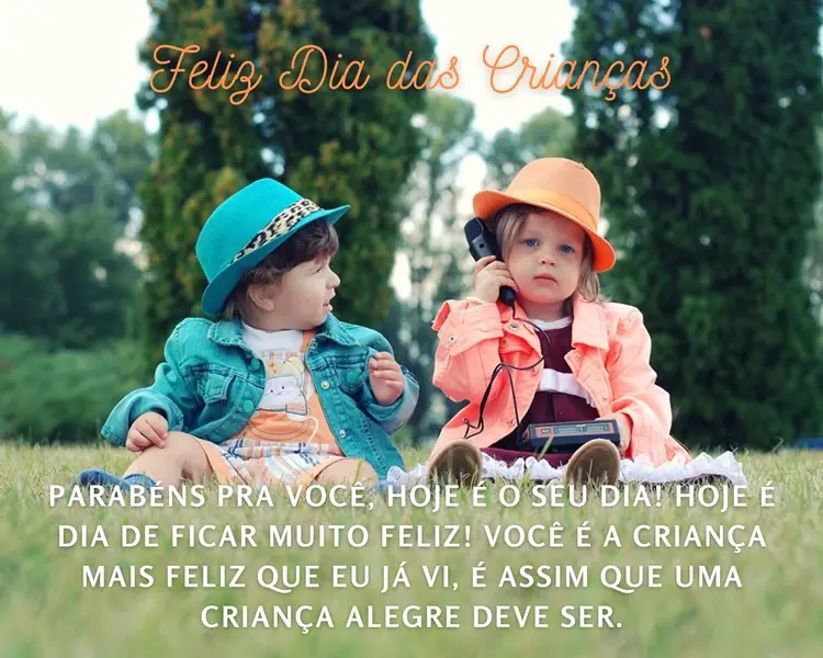 Foto de duas crianças brincando no gramado e frase "Parabéns pra você, hoje é o seu dia! Hoje é dia de ficar muito feliz! Sem dúvida, você é a criança mais feliz que eu já vi, e é assim que uma criança alegre deve ser."