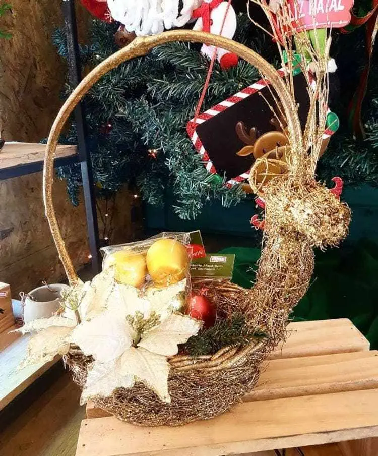 Cesta para presente com enfeites de natal