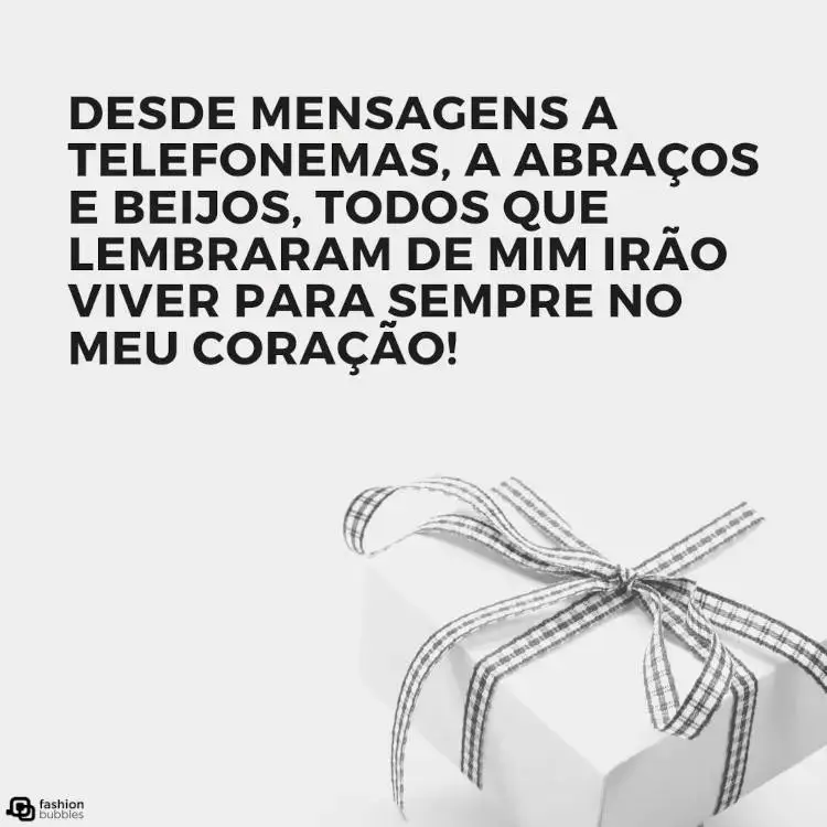 Cartão virtual clean Cartão virtual de fundo branco com embalagem branca de presente, fita xadrez branca e preta e frase "Desde mensagens a telefonemas, a abraços e beijos, todos que lembraram de mim irão viver para sempre no meu coração!"
