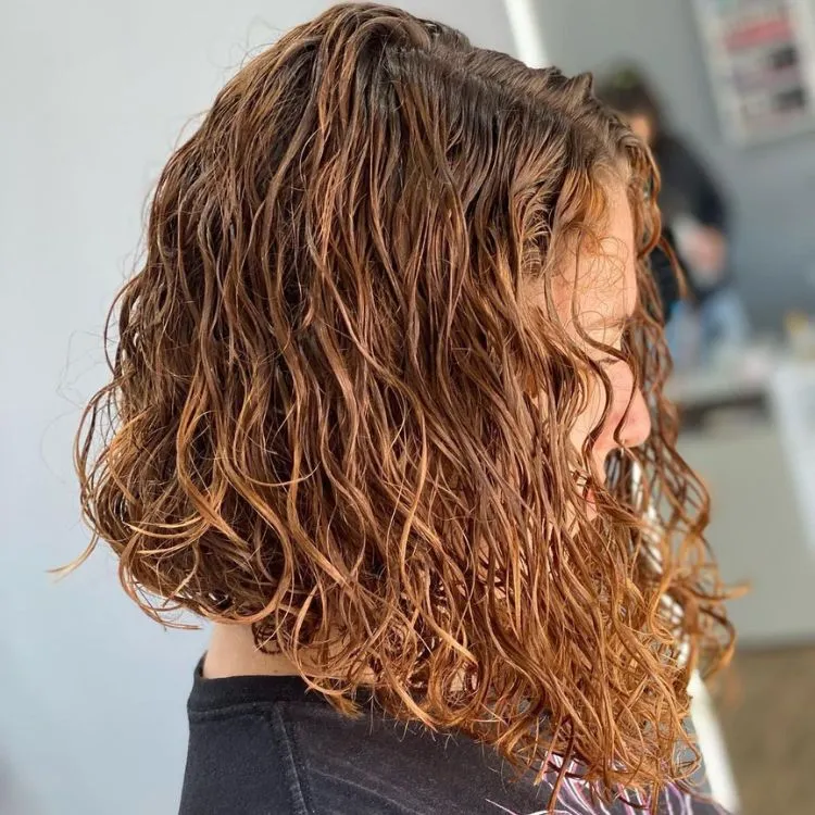 Mulher de pele clara com cabelo chanel de bico ondulado 