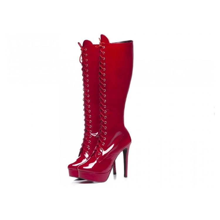 Um par de botas vermelhas de cano alto, com acabamento brilhante e saltos agulha, apresenta cadarços frontais e uma plataforma discreta. Este impressionante sapato feminino tamanho grande é ideal para quem busca um visual audacioso e sensual.