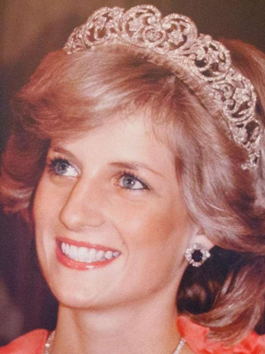 Rosto da princesa Diana, que está usando a Tiara Spencer e brincos.