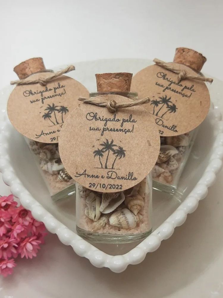 Pote de cerâmica em formato de coração com garrafinhas com mensagem e conchas dentro