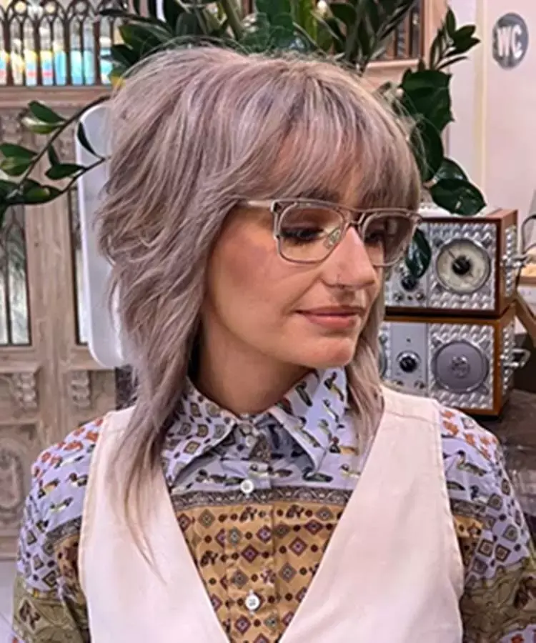 Mulher corte de cabelo mullet platinado liso