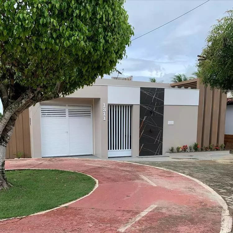 Muro bege, branco com portão e detalhe em piso cerâmica preto