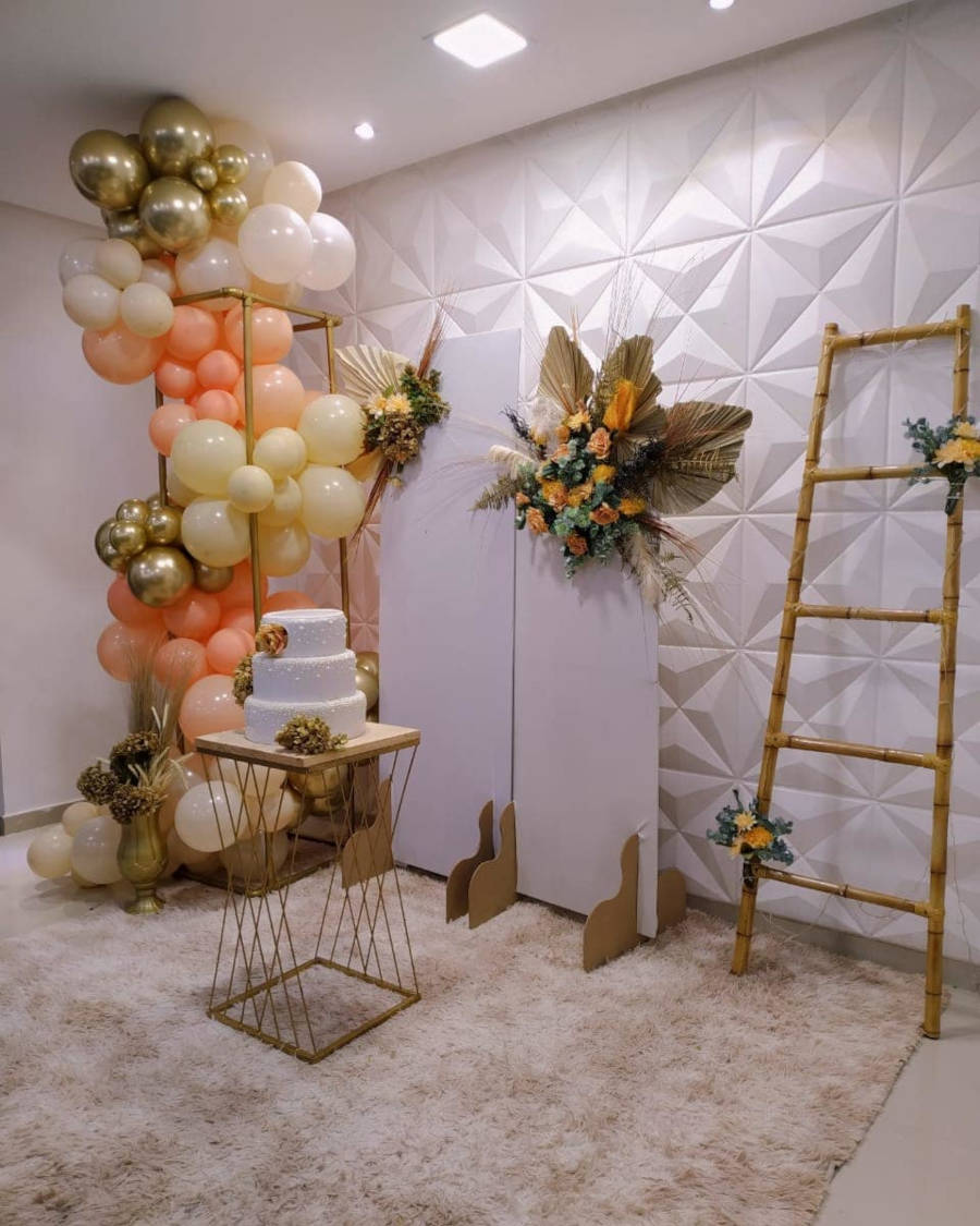 Decoração dourada e rosa com flores.