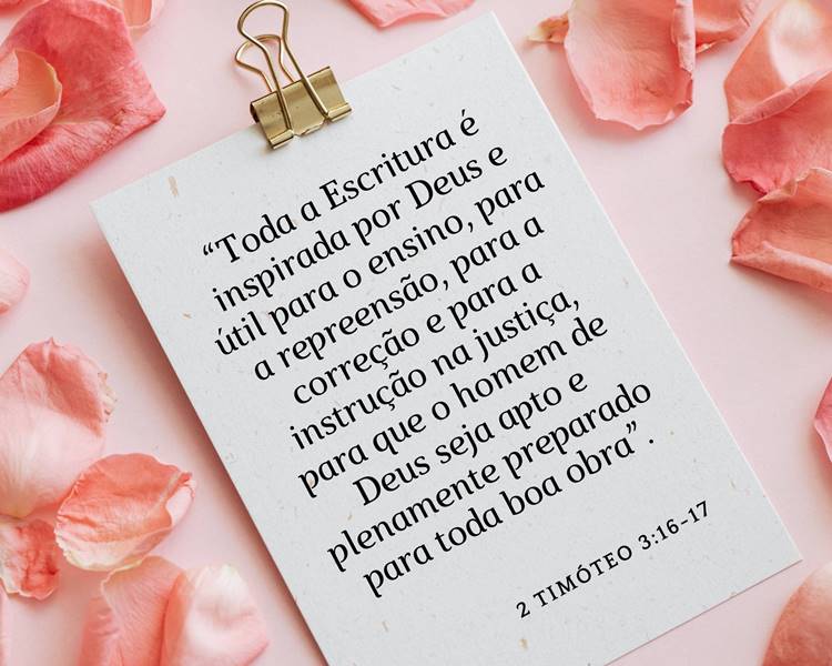 Foto de cartão com frase 2 Timóteo 3:16-17 – “Toda a Escritura é inspirada por Deus e útil para o ensino, para a repreensão, para a correção e para a instrução na justiça, para que o homem de Deus seja apto e plenamente preparado para toda boa obra” e pétalas 
