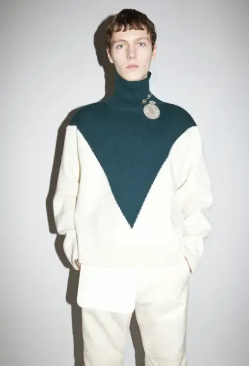 O tricô gola alta com gráfico inovador na moda masculina internacional