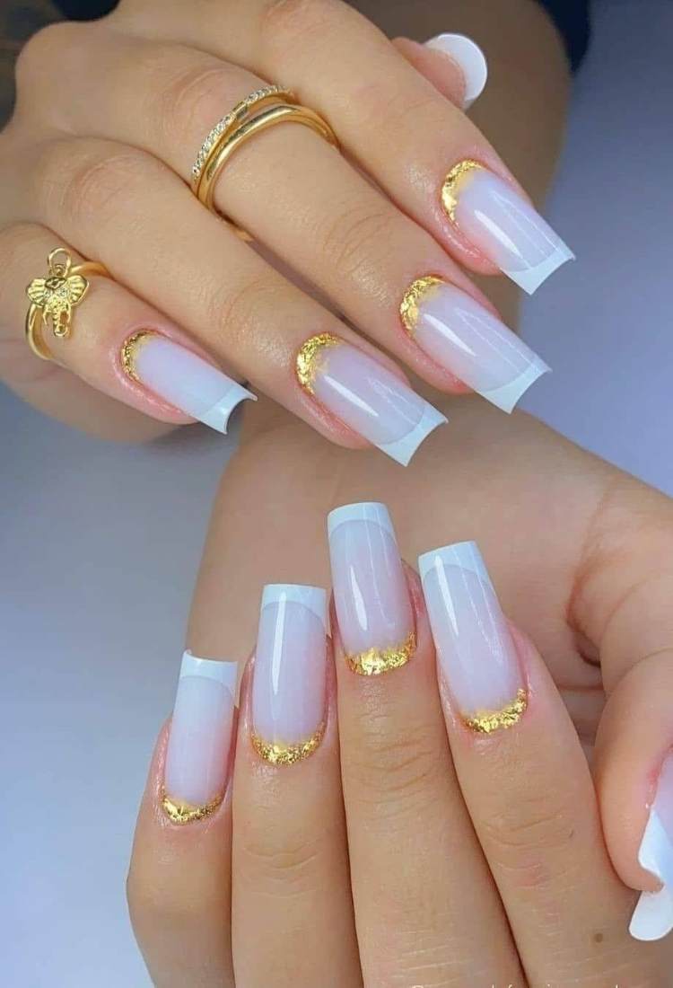 Unhas quadradas grandes com francesinha branca e francesinha invertida dourada