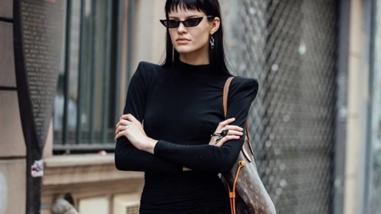 Temos portanto look preto com ombreiras pontiagudas