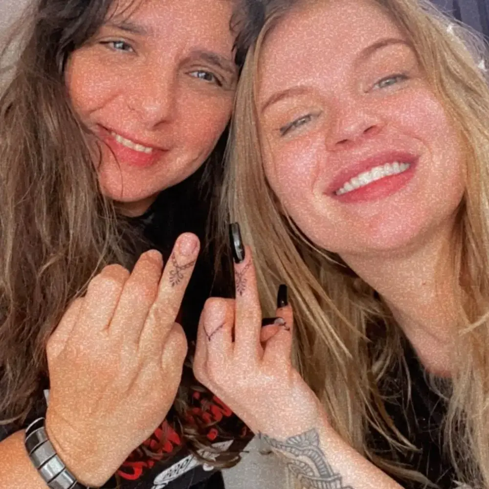 Luísa Sonza e sogra fazem tatuagem juntas.