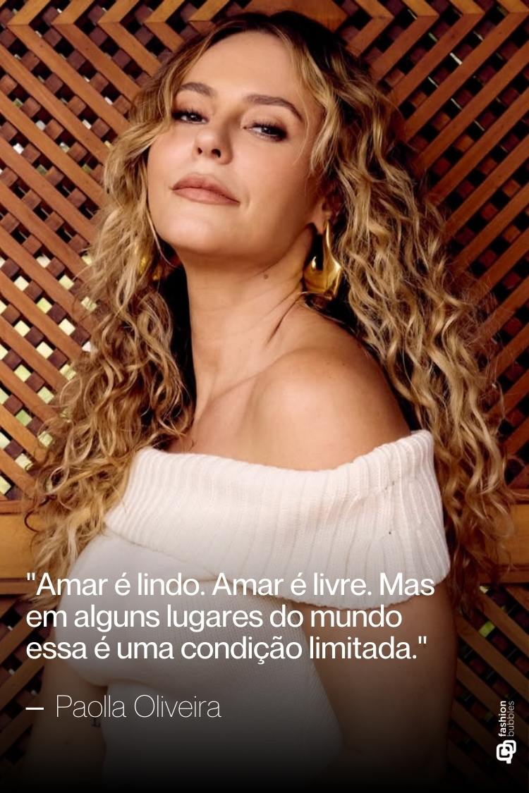 Uma mulher com cabelo encaracolado e loiro, usando um top branco com os ombros à mostra, posa com um leve sorriso. A imagem contém uma citação de Paolla Oliveira sobre amar ser lindo e livre, mas limitado em alguns lugares do mundo.
