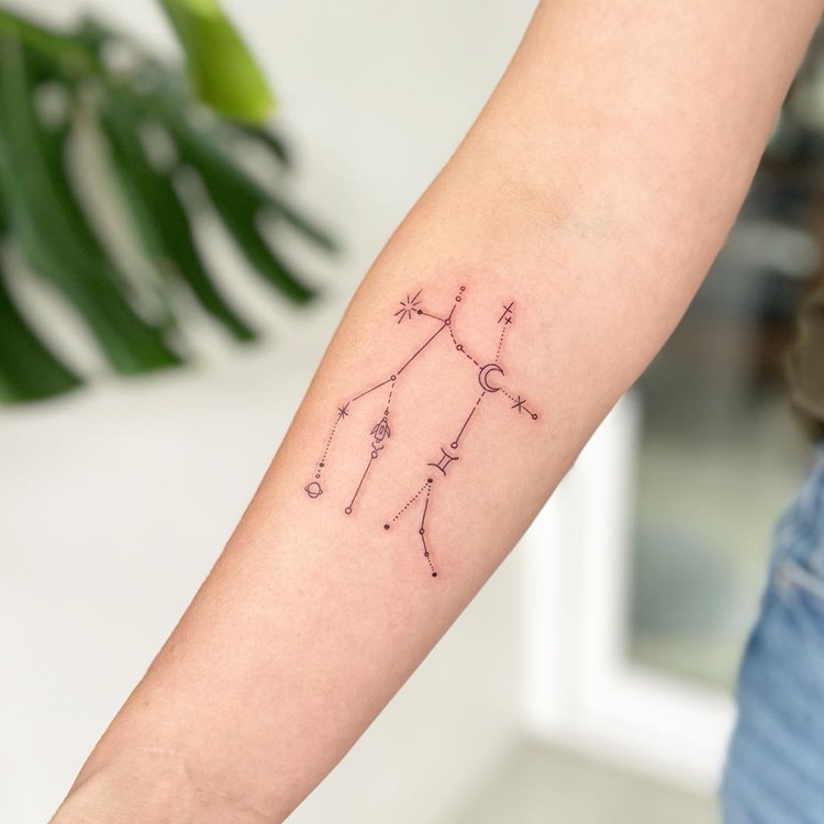Tattoo de constelação do signo de gêmeos, cores: preto. Com símbolos como lua, plaaneta, foguete e o do signo