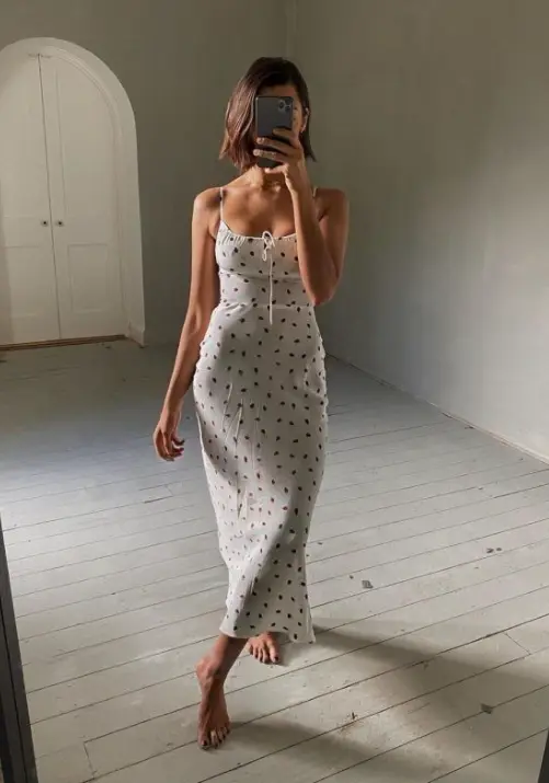 Vestido confortável tipo camisola midi com alça fina