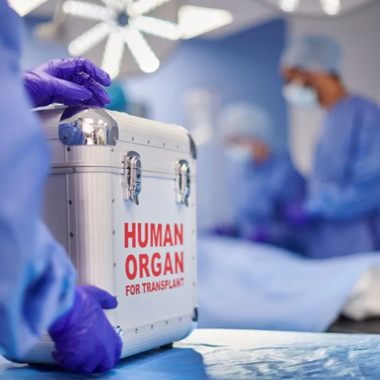 sala de cirurgia e caixa para doação de órgão