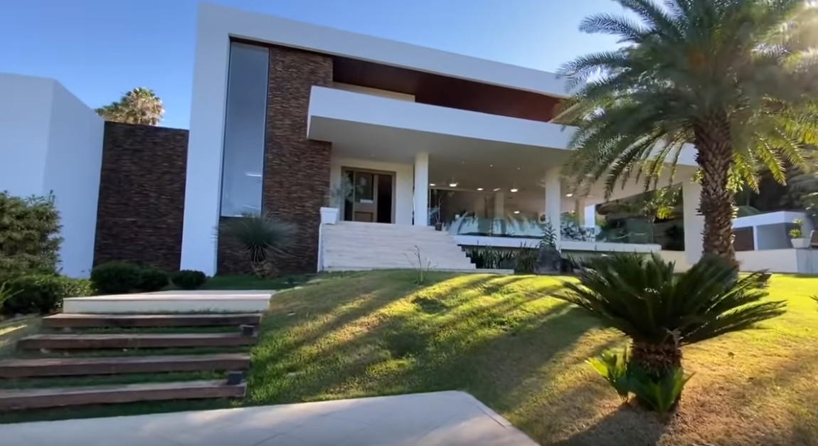 Fachada da da mansão da mansão da dupla Maiara e Maraisa