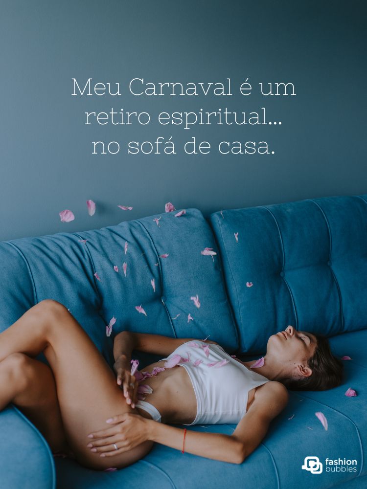 A imagem mostra uma mulher deitada em um sofá azul, vestindo roupas leves e relaxando. Pétalas de flores estão espalhadas pelo sofá e sobre ela. A frase "Meu Carnaval é um retiro espiritual... no sofá de casa" está escrita acima.