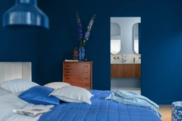 Quarto com parede pintada de Azul Puro, cor do ano de 2026 da Coral