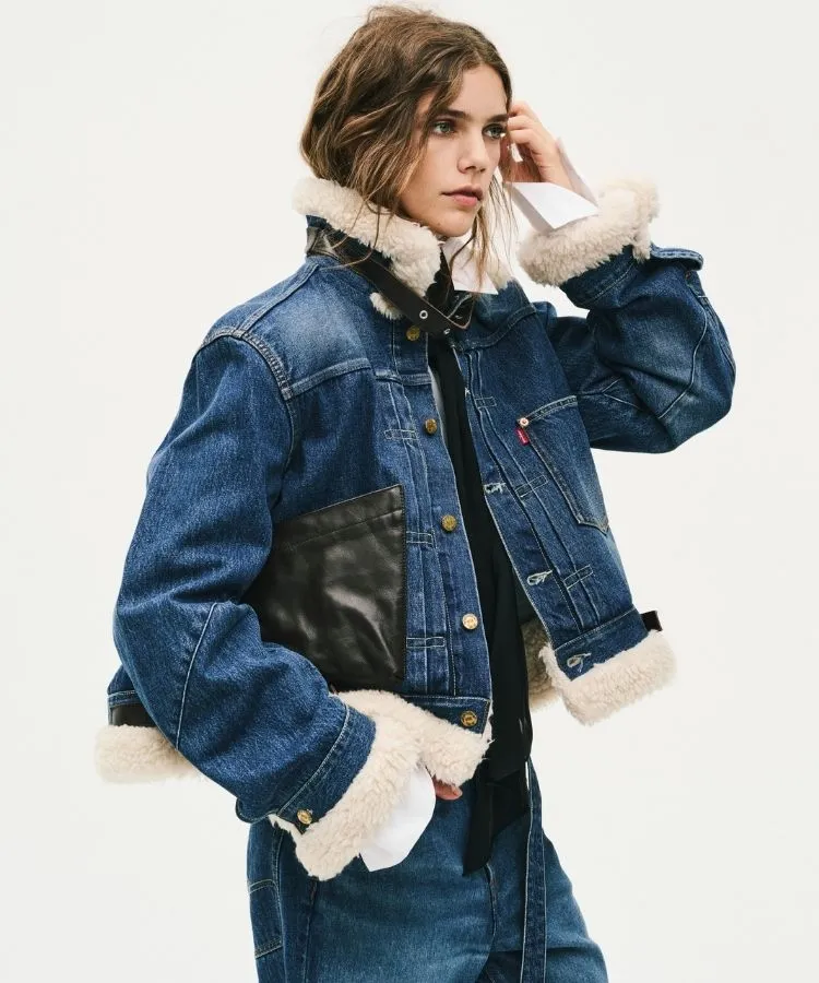 Modelo usando jaqueta jeans da coleção Levi's e sacai, uma das collabs de setembro de 2026