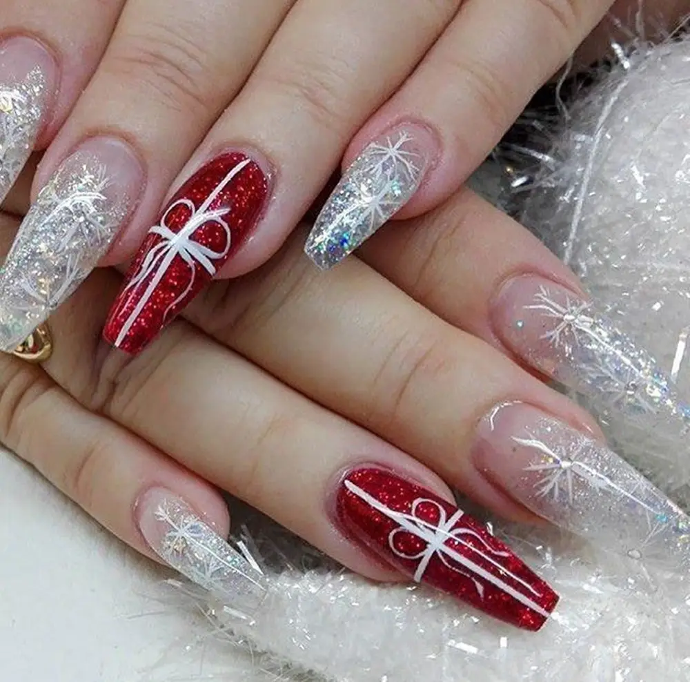 Vermelho e transparente simulando neve e presentes.