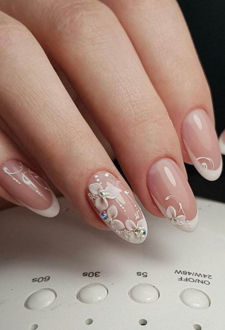 Unhas ovais francesinhas com flores e pedrarias 