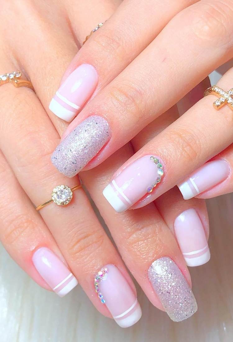 Unhas quadradas médias com dupla francesinha, pedrarias e glitter prata 
