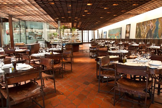 Restaurante rústico com cadeiras de couro Rubayiat - Restaurantes icônicos em SP