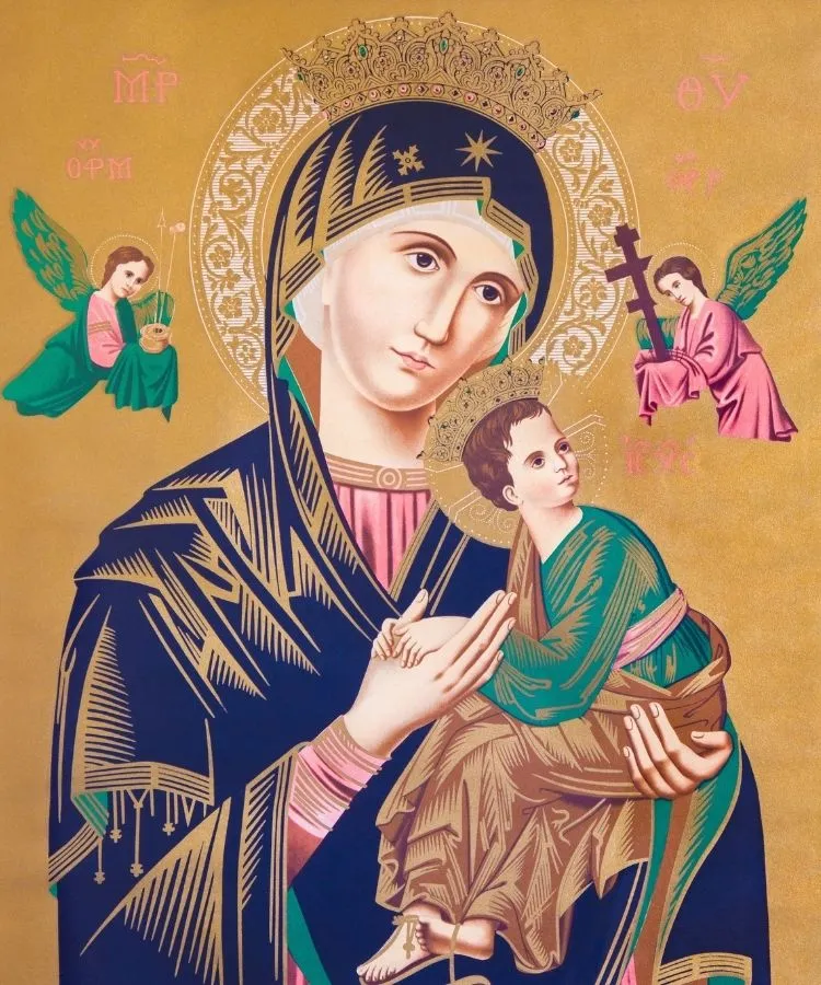 Ícone religioso com Maria segurando o Menino Jesus em suas mãos, ambos com auréolas douradas ornamentadas. Dois anjos ladeiam a imagem segurando símbolos da Paixão. Fundo dourado com detalhes em azul, verde e rosa vibrantes.



