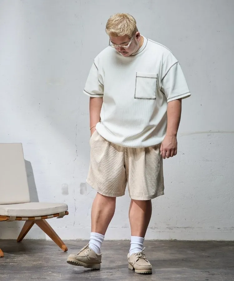 Modelo plus size usando camiseta oversized com short curto e tênis