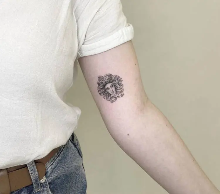Tatuagem de medusa no braço pequena