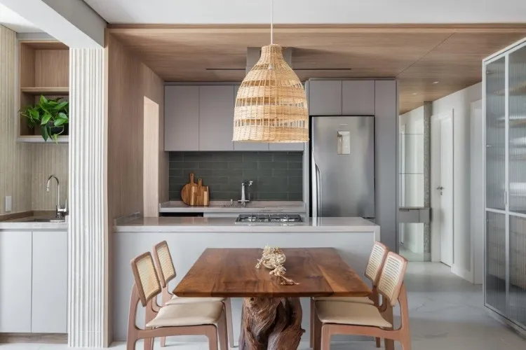 Sala de jantar e cozinha de apartamento de 85 m² com decoração praiana