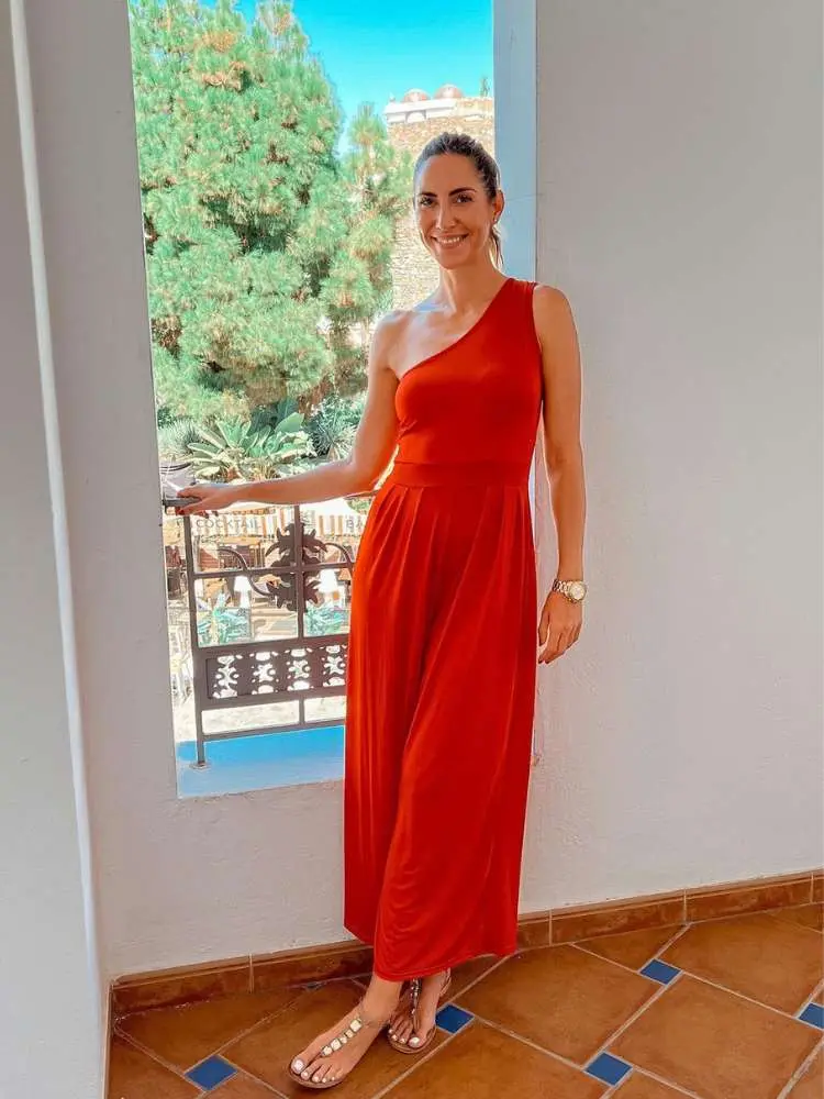 Mulher usa macacão de um ombro só como roupa vermelha para Natal