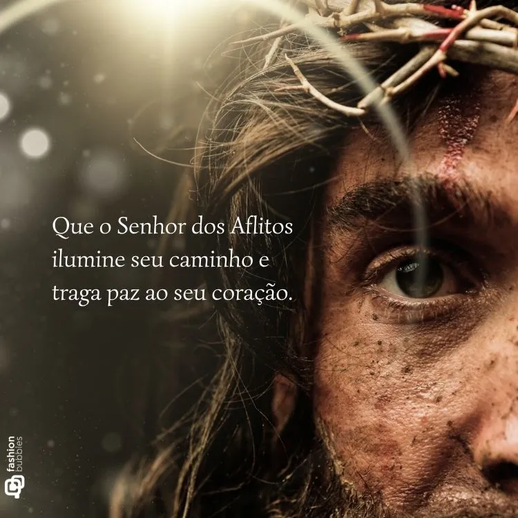 A imagem exibe o rosto de um homem com barba, cabelos longos e uma coroa de espinhos, com um olhar intenso. Há um brilho de luz na parte superior esquerda. Sobreposta, uma frase em português deseja que o Senhor dos Aflitos ilumine o caminho e traga paz. Um logotipo "fashion bubbles" está no canto inferior esquerdo.